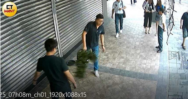 陳前理事長曾因為覺得對店家的服務不滿意，找來多名黑衣人砸店，讓業者敢怒不敢言。（圖／讀者提供）