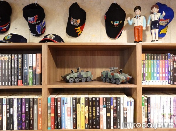 ▲▼整面書牆各式各樣的書籍都有，書櫃上擺設各軍種的帽子，打造出軍事風格。（圖／花蓮市公所提供，下同）