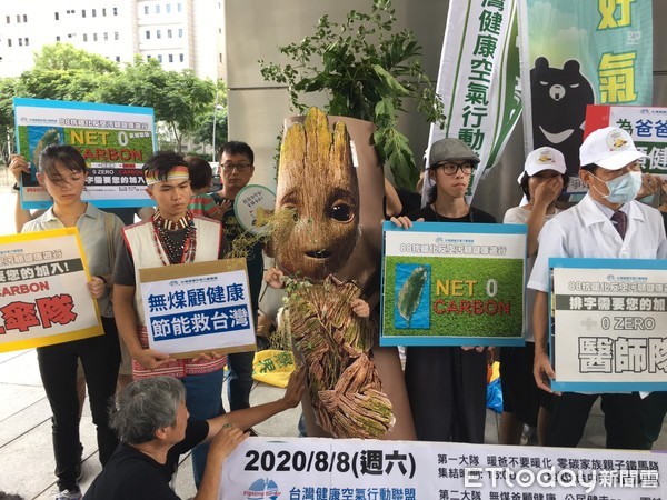 ▲▼多個醫界和環保團體號召全民88父親節當天遊行抗暖化。（圖／記者鄧木卿攝）