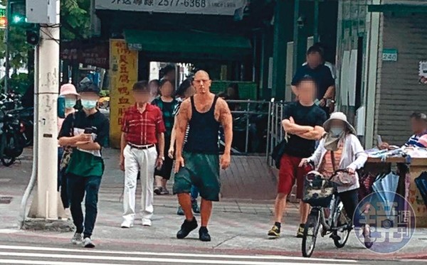 7月21日下午，蔣友柏穿著黑色背心，秀出健壯上半身出現在台北街頭。