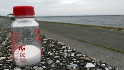 一罐名貴海鹽坐在海邊「見親生母親」　網友看標示傻了：產地1.3萬公里遠