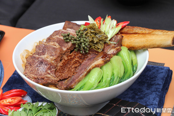 ▲酒吧餐廳與日式拉麵店也來參加　台北市牛肉麵節開放店家報名。（圖／記者黃士原攝）