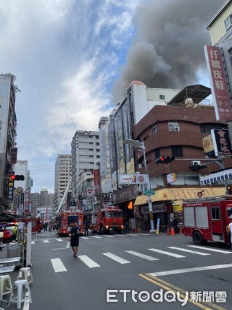 ▲▼六合夜市超商樓上發生火警。（圖／記者許宥孺翻攝）