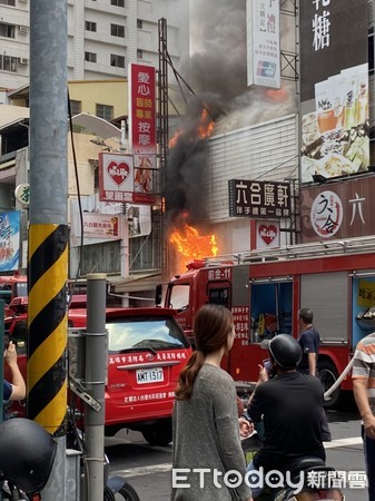 ▲▼六合夜市超商樓上發生火警。（圖／記者許宥孺翻攝）