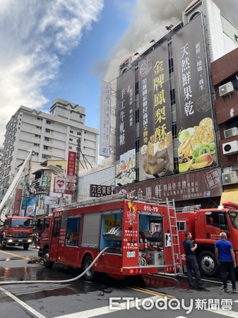 ▲▼六合夜市超商樓上發生火警。（圖／記者許宥孺翻攝）