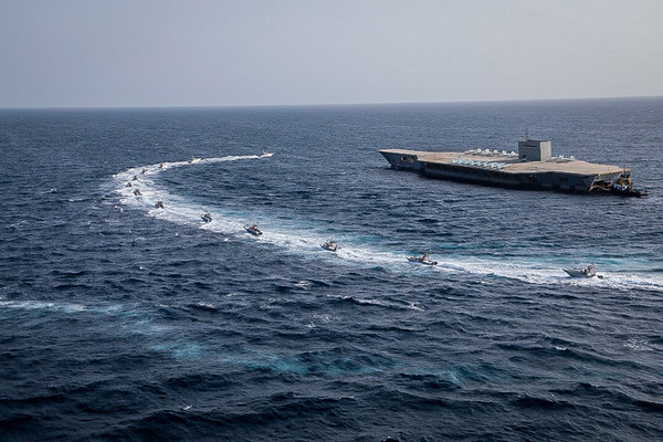 ▲伊朗在荷莫茲海峽（Strait of Hormuz）舉行軍事演練，攻擊假的美國尼米茲級航空母艦。（圖／達志影像／美聯社）