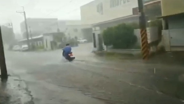 ▲台南市區下午下起大雨，尢其是永康地區，到下午4時30分，累計雨量達70毫米，造成許多街道都淹水。（圖／翻攝自臉書爆料公社，下同）