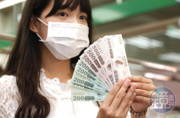 網友日前在PTT上發問，為何不直接五券合發3600元面額，引起熱議。（資料照）