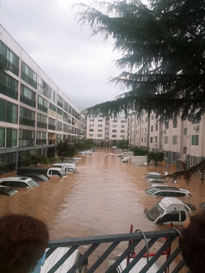 ▲▼暴雨襲擊南韓大田，公寓住宅與車輛慘泡水中。（圖／翻攝自Twitter@no_promies_p）