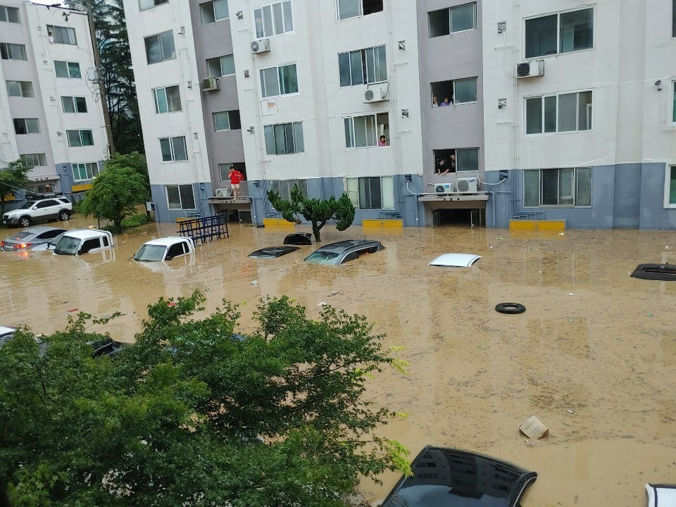 ▲▼暴雨襲擊南韓大田，公寓住宅與車輛慘泡水中。（圖／翻攝自Twitter@ddaannikkaa）