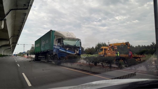 ▲台17線彰化大城鄉發生貨櫃車與自小客車相撞2人死亡意外。（圖／記者唐詠絮翻攝）