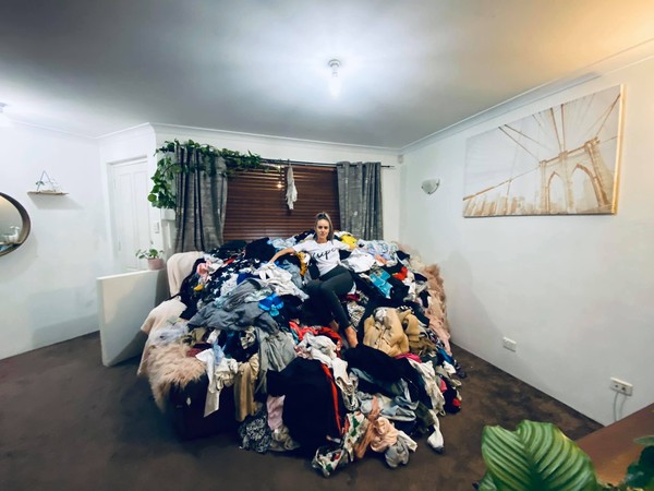▲澳洲一位媽媽寇蒂·昆利文（Kodie Quinlivan）衣服洗完不整理堆客廳，2個月後成了一座小山。（圖／翻攝自Facebook／Kodie Quinlivan）