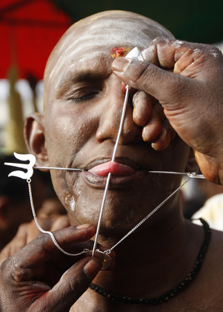 印度教「大寶森節」，信徒針、鐵鉤穿臉舌敬神。（圖／達志影像／美聯社）
