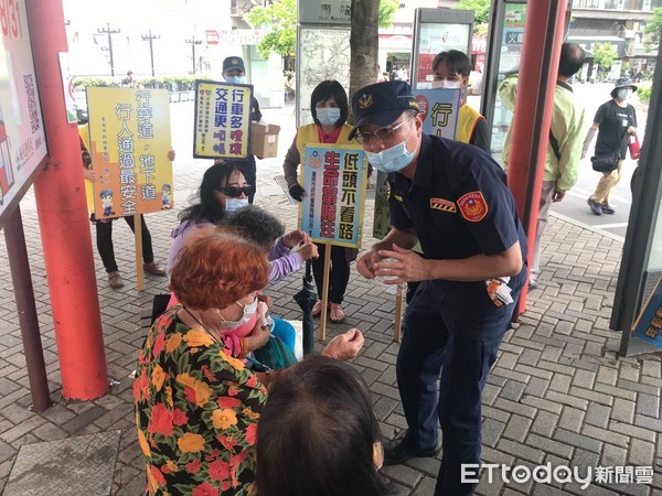 ▲台南市交警大隊，前往台南火車站南站公車站等較多年長用路人搭乘公車處，針對行人及年長者聚集地點進行交通安全宣導。（圖／記者林悅翻攝，下同）