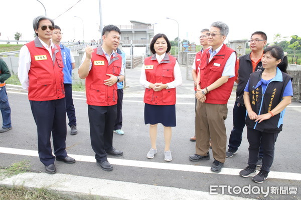  ▲雲林縣長張麗善及經濟部水利署副署長曹華平今（30）日至雲林縣平和滯洪池檢視防汛整備。（圖／記者蔡佩旻翻攝）