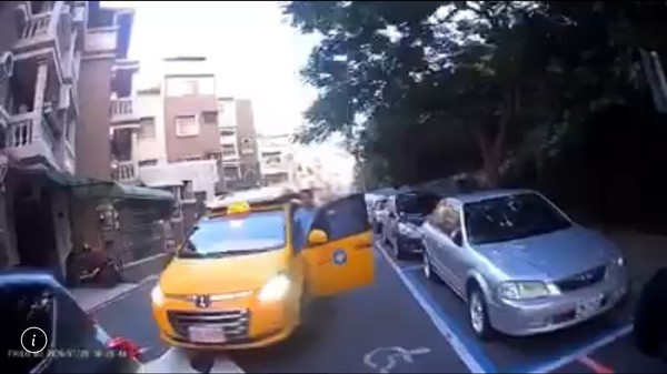 ▲▼外送員與計程車當街飆罵            。（圖／記者黃子倩翻攝）