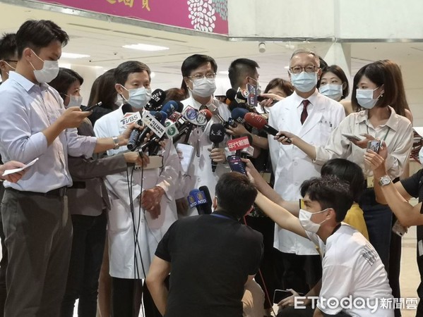 ▲▼榮總副院長黃信彰說明。（黃克翔攝影）