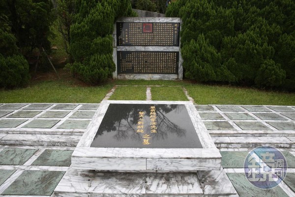 嚴前總統家淦與前行政院長郝柏村，身後均葬在汐止五指山軍人公墓。圖為嚴前總統墓陵。