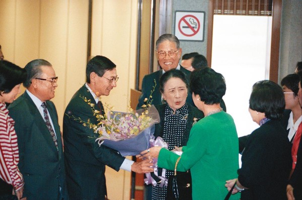 1994年，蔣宋美齡探望姪女後返美，李登輝到場送機。2人都是國民黨非主流政爭的要角。（聯合知識庫）