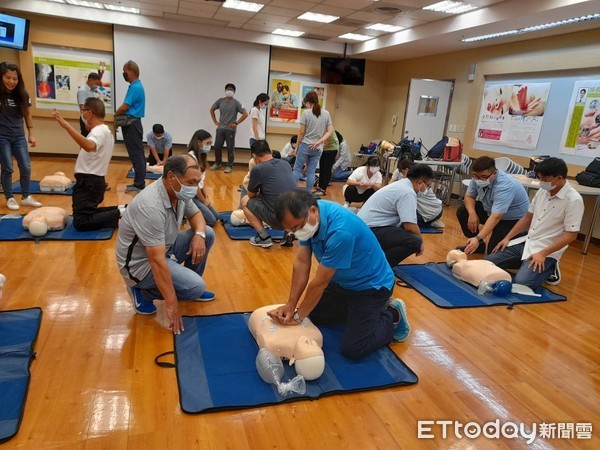 ▲▼   嘉縣積極推動AED安心場所認證 CPR+AED及時救援更安心          。（圖／記者翁伊森翻攝）
