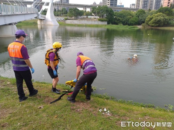 ▲素有「桃園版秋紅谷」之稱的青塘園31日清晨有遊客發現一具男浮屍。（圖／記者沈繼昌翻攝）