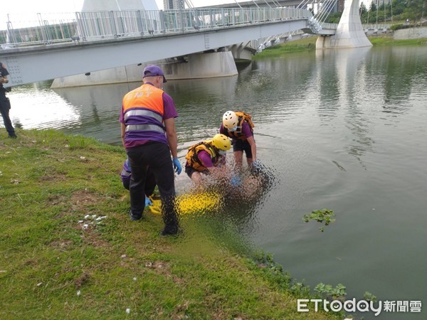 ▲素有「桃園版秋紅谷」之稱的青塘園31日清晨有遊客發現一具男浮屍。（圖／記者沈繼昌翻攝）