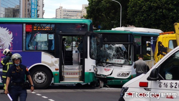 ▲▼敦化北路、民權東路口公車對撞。（圖／記者黃彥傑攝）