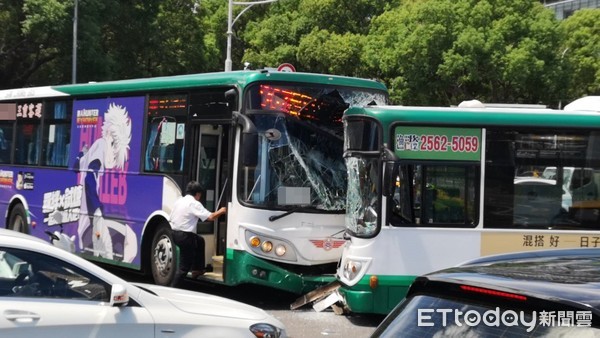 ▲▼敦化北路、民權東路口公車對撞。（圖／記者黃彥傑攝）