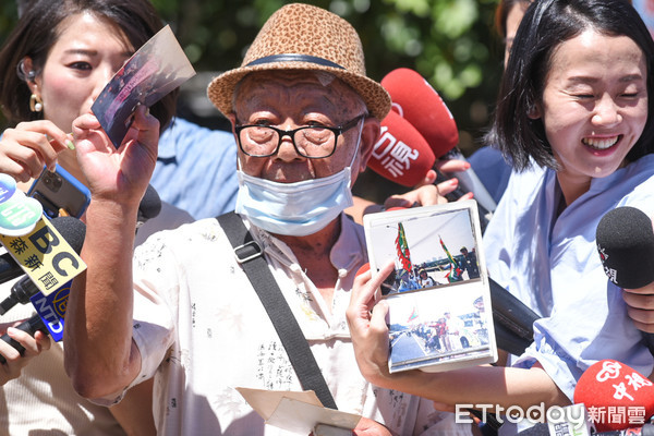 ▲李登輝支持者前往懷恩堂弔念。（圖／記者林敬旻攝）