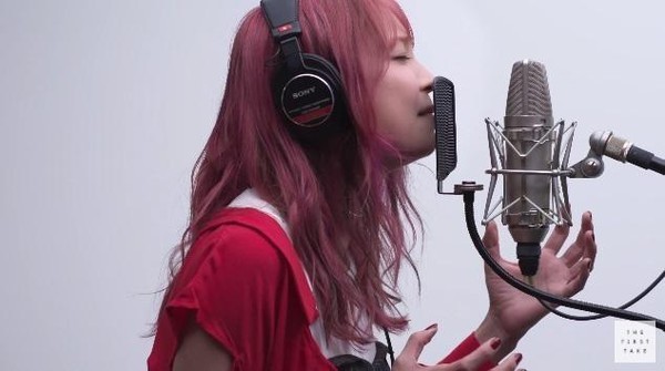 LiSA演唱的《鬼滅之刃》主題曲「紅蓮華」，單曲下載數已突破百萬，是日本歷史第3高紀錄。（翻攝自「THE FIRST TAKE」YouTube頻道）