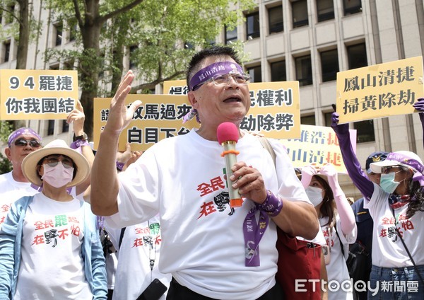 ▲罷免黃捷團體鳳山清捷隊上午11點至中央選舉委員會提交罷免連署書，黃義霖。（圖／實習記者方敬攝）