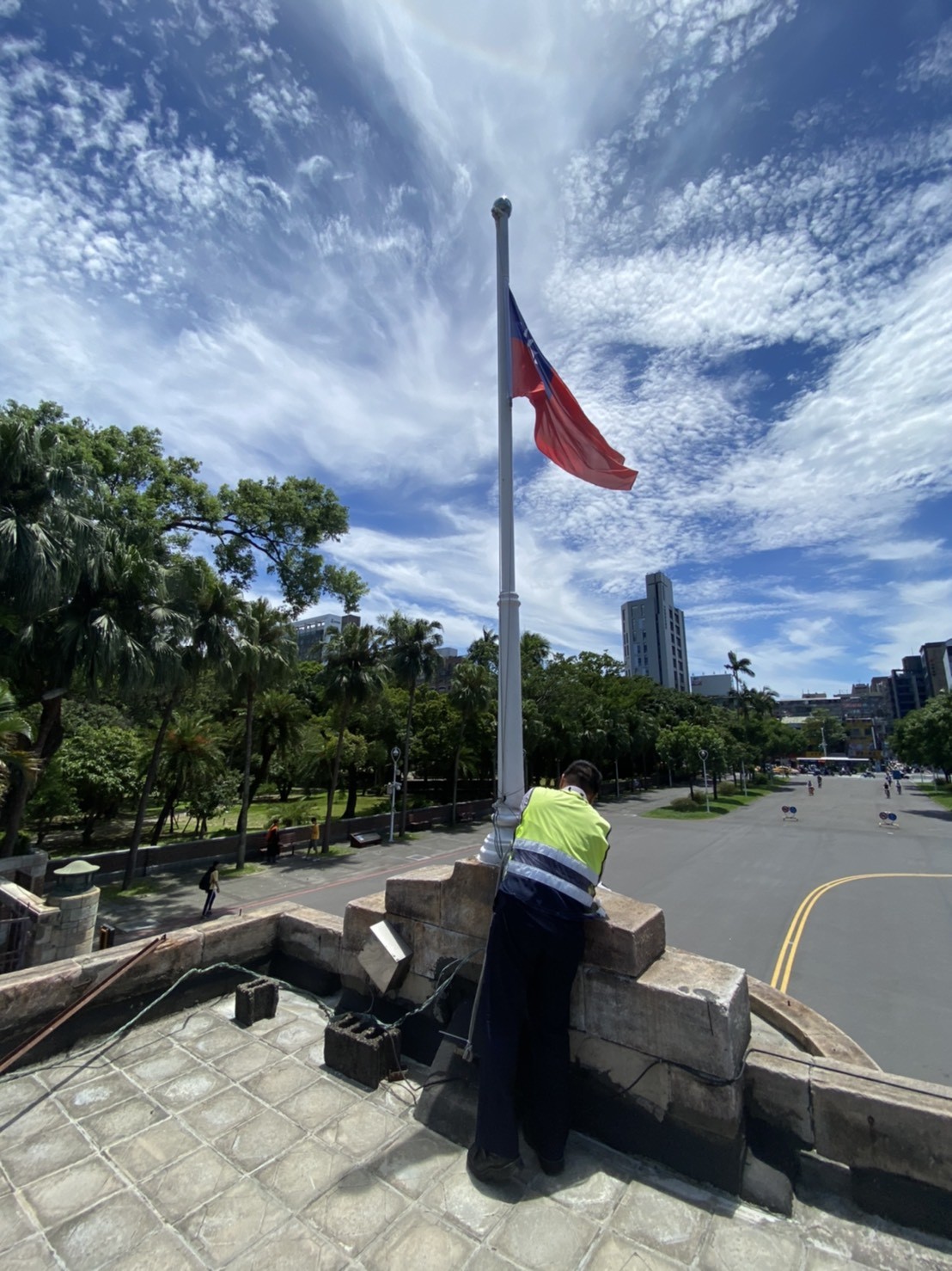 ▲▼ 各學校降半旗。（圖／台大提供）