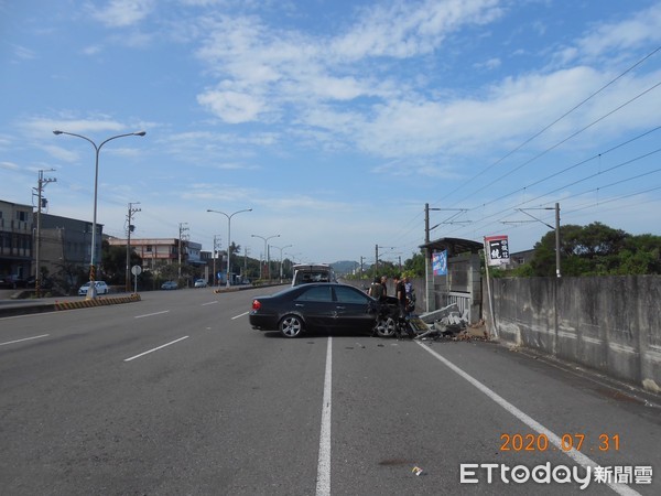 ▲▼強大撞擊力，將候車亭水泥圍欄撞斷好幾支             。（圖／記者黃孟珍翻攝）