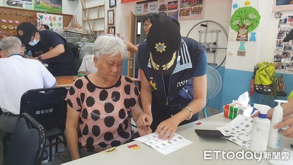 ▲雲林縣警察局鑑識科於斗六市崙峯社區活動中心長青食堂，為長者提供指紋捺印服務。（圖／記者蔡佩旻翻攝）