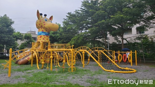 ▲▼花蓮市長頸鹿公園內有高達六公尺的長頸鹿造型遊具，塑造出市區地標景觀。（圖／花蓮市公所提供，下同）