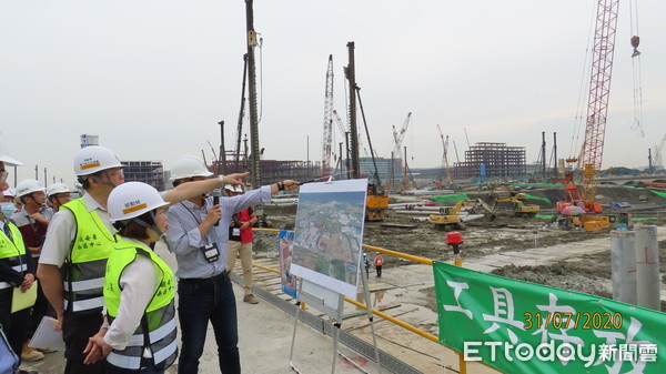 ▲▼勞動部長許銘春於台積電第18廠新建工程工地現場聽取現場施工概況。（圖／勞動部提供）