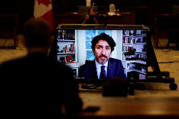 ▲加拿大總理杜魯多透過視訊方式，接受眾議院財政委員會對他進行的聽證。（圖／路透）