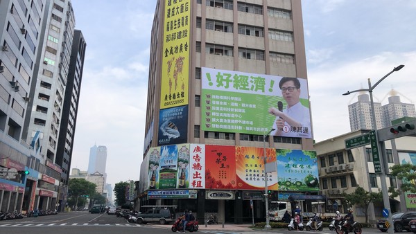 ▲民進黨候選人陳其邁31日公布政策看板         。（圖／陳其邁競選總部提供）