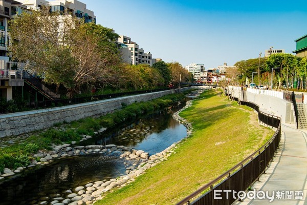 ▲台南市「竹溪水環境改善計畫」，是全國唯一同時榮獲最佳環境文化類及最佳規劃設計類雙卓越獎肯定之工程案，總統蔡英文特地接見台南市長黃偉哲及水利局長以資鼓勵與肯定。（圖／記者林悅翻攝，下同）