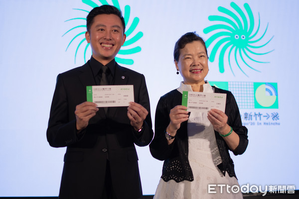 ▲經濟部長王美花（圖右）今（31）日宣佈2020台灣設計展將首度前往新竹舉行，新竹市長林智堅介紹策展理念。（圖／經濟部提供）