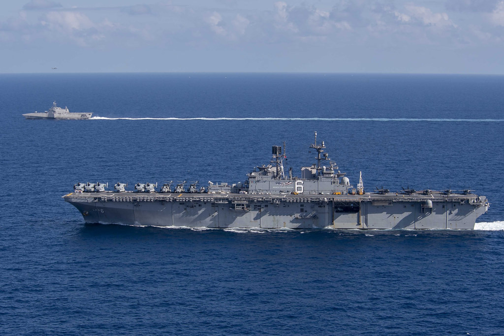 ▲▼美國海軍的「美利堅號」（USS America LHA-6）兩棲突擊艦、「吉佛茲號」（USS Gabrielle Giffords LCS-10）在南海航行。（圖／美國太平洋艦隊）