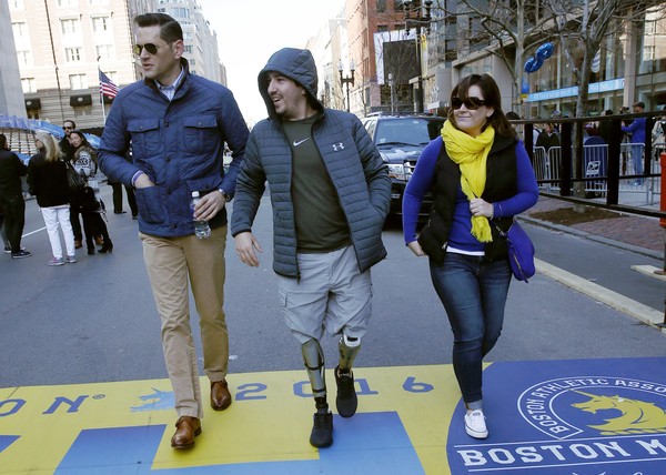 ▲2013年波士頓馬拉松爆炸案倖存者鮑曼 （Jeff Bauman）於事發3周年時走過終點線。（圖／達志影像／美聯社）