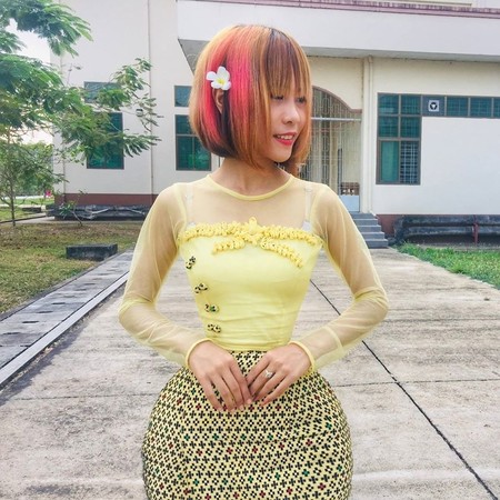 ▲緬甸一名女子蘇娜英（Su Naing）擁有「13.7吋（約34公分）的超細腰」。（圖／翻攝自Su Moh Moh Naing臉書）