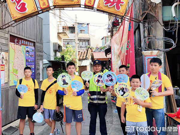 ▲警方藉由北港鎮鎮安宮「單車當陣頭」進香活動，辦理暑期青春專案宣導活動，希望喜愛騎單車健身並且支持警政活動的青少年朋友們能夠呼朋引伴，以發揮實際宣導效應。（圖／記者蔡佩旻攝）