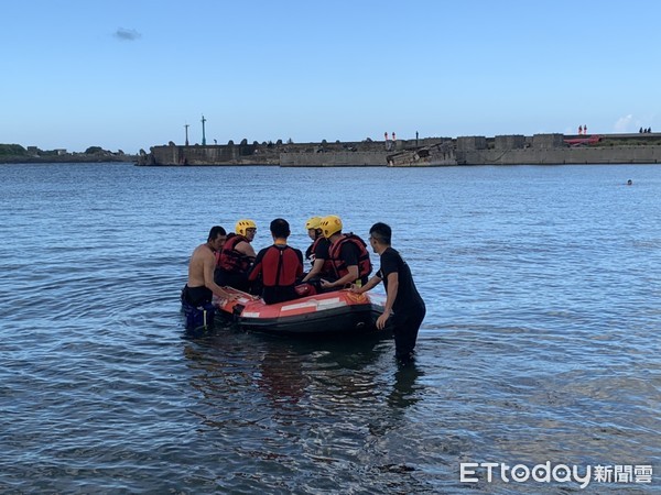 ▲新北市貢寮區澳底漁港海域1日稍早傳出一名遊客玩SUP落海失蹤。（圖／記者郭世賢翻攝）