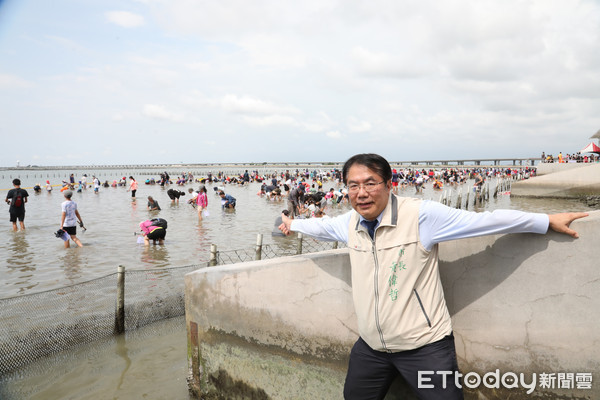 ▲「2020台南七股海鮮節-觀光赤嘴園挖文蛤體驗活動」，在七股六孔碼頭盛大開幕，市長黃偉哲親自參與開幕活動，並力推這場好吃好玩好去處。（圖／記者林悅翻攝，下同）