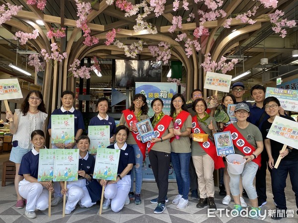 ▲ 新北環保局結合荒野、慈濟推不塑市場 攜袋集綠點送衛生紙。（圖／新北市環保局提供）