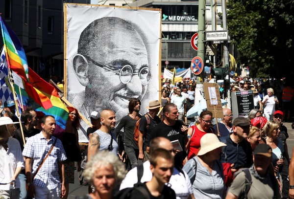 ▲▼德國柏林新冠益情期間，抗議群眾將甘地肖像當作示威牌。（圖／路透）