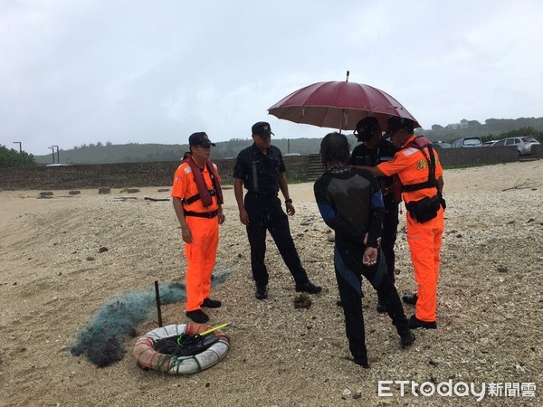 ▲巡巡署第六岸巡隊後壁湖安檢所於星岩灣海域查獲江姓潛水客採捕水產動植物，會同保七總隊開罰             。（圖／記者陳崑福翻攝）