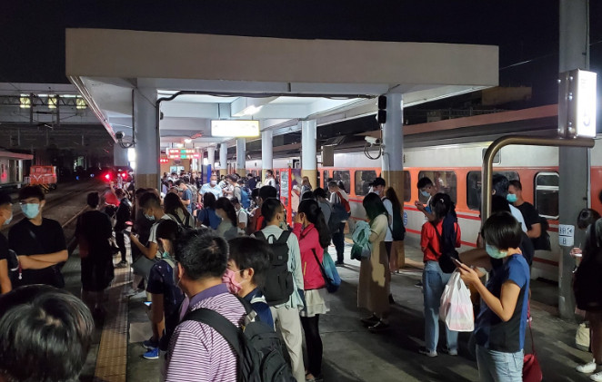 ▲▼台鐵岡山－橋頭列車延誤！開一半「沒電」全體換車　乘客超火大。（圖／翻攝自臉書社團／台鐵家族）